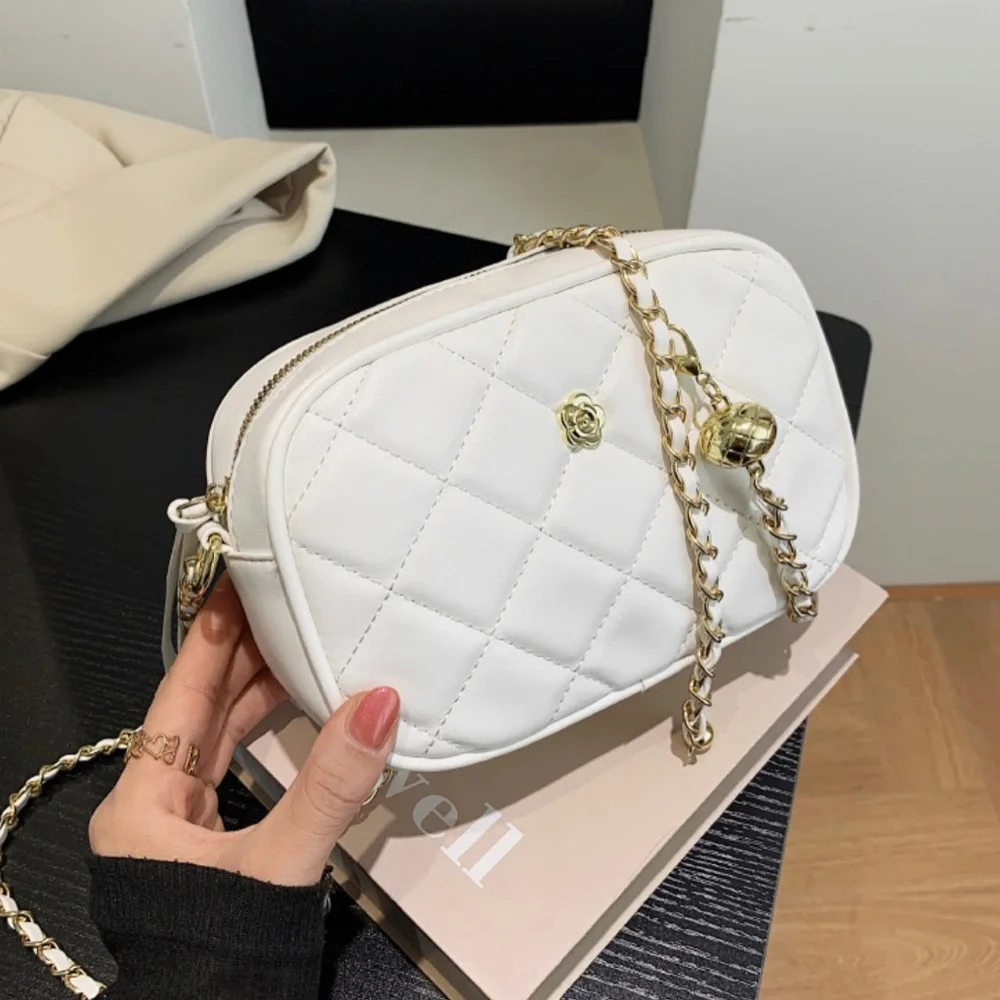 NWT White Quilted Crossbody Handbag with Gold Hardware - Picture 3 of 5